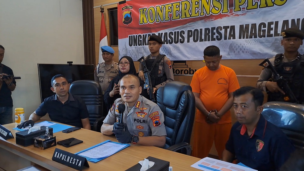 Kapolresta Magelang Kombes Pol Mustofa menunjukkan Kades Tirto AM, tersangka korupsi dana bantuan Pemprov Jateng, Selasa (4/6/2024).