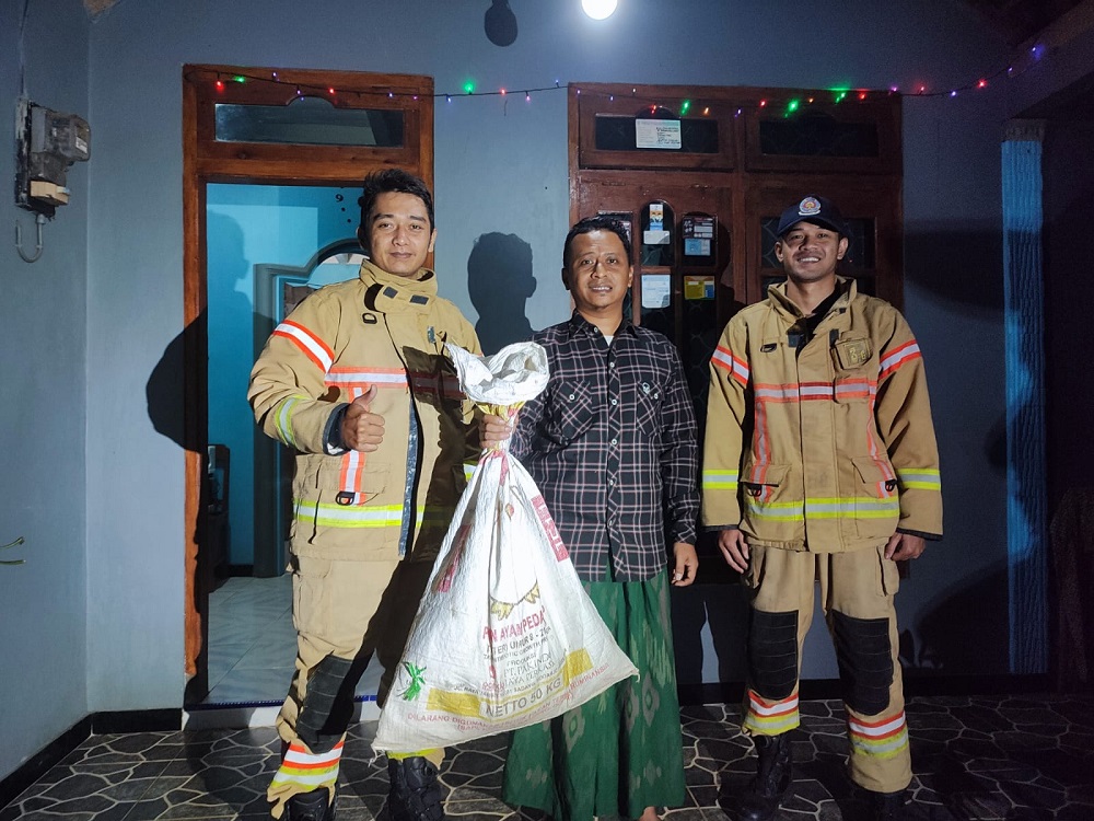 Tim Damkar Temanggung mengevakuasi sarang tawon di rumah warga Mojotengah, Kecamatan Kedu, Kabupaten Temanggung, Senin (3/6/2024).