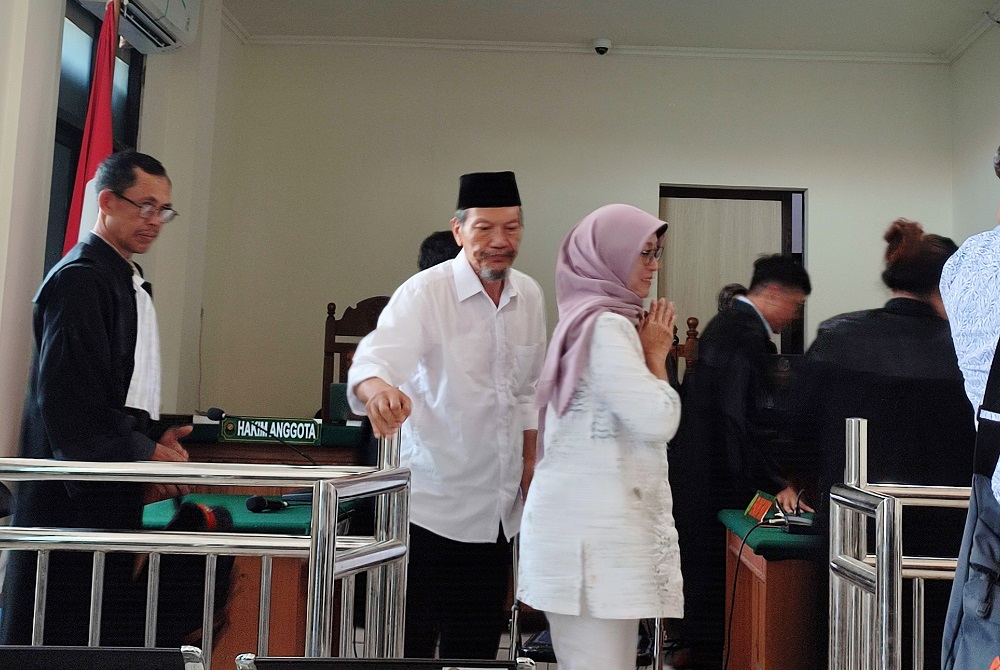 Mantan Direktur Taman Kyai Langgeng Magelang Edy Susanto didampingi istri menjalani sidang putusan di Pengadilan Tipikor Semarang, Rabu (5/6/2024).