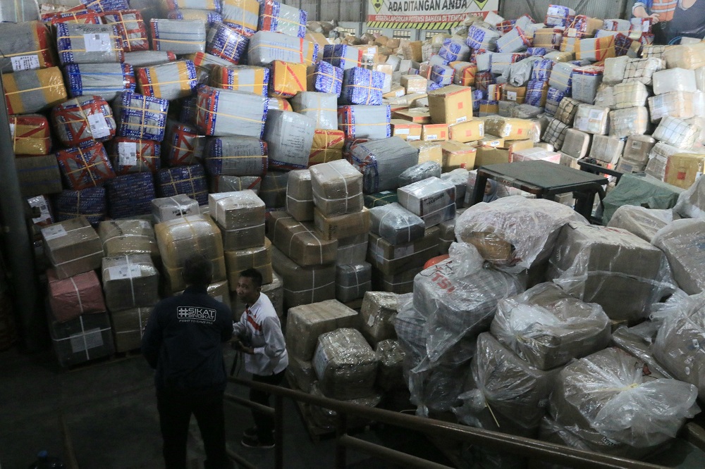 Ribuan paket kiriman pekerja migran yang belum bisa dikeluarkan dari gudang perusahaan jasa titipan karena terganjal Permendag nomor 36 tahun 2023, rABU (5/6/2024).