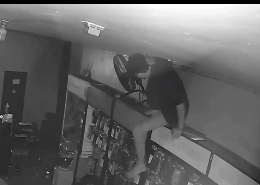 Rekaman CCTV saat tersangka SK membobol konter HP di Ungaran Timur, Kabupaten Semarang.