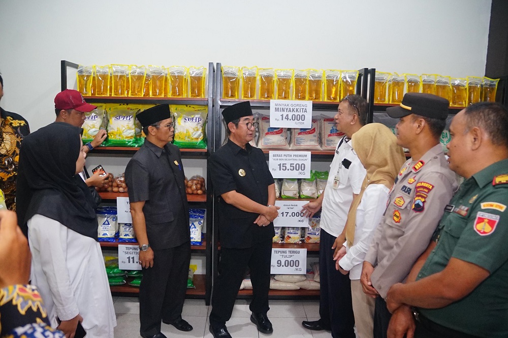 Pj Bupati Magelang Sepyo Achanto bersama jajaran Forkopimda Kabupaten Magelang dan Deputi Kepala Perwakilan Bank Indonesia Provinsi Jawa Tengah Ndari Surjaningsih meresmikan Toko Kendali Inflasi