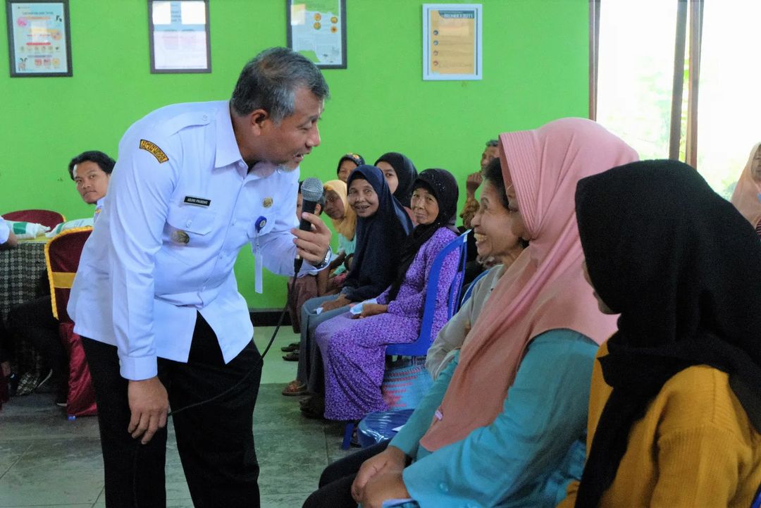 Pj Bupati Temanggung Hary Agung Prabowo berbicara dengan warga saat memantau penyerahan bantuan pangan cadangan beras di Desa Kemloko, Kranggan, Kabupaten Temanggung, Rabu (5/6/2024).