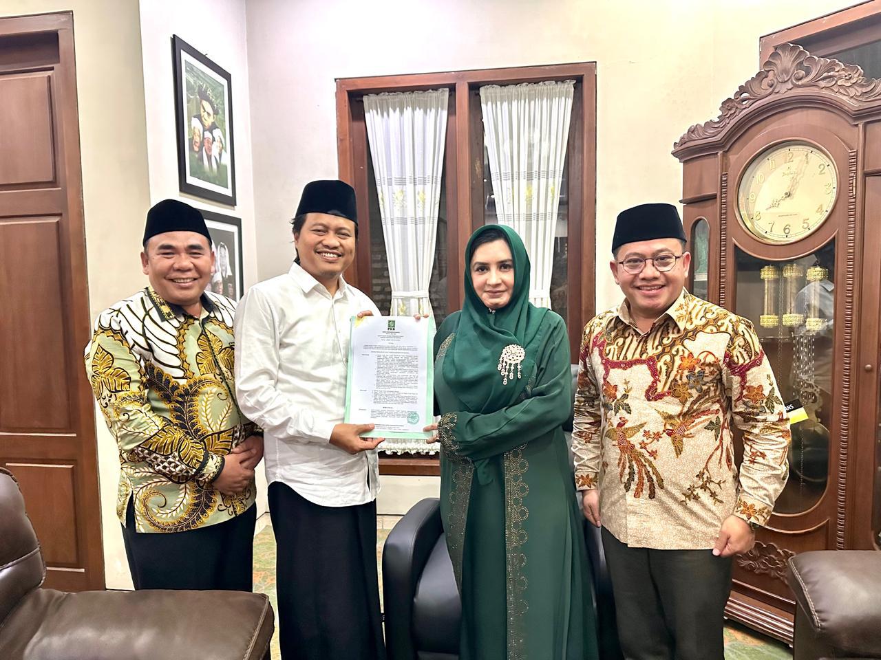 Ketua DPW PKB Jateng Gus Yusuf Chudlori menyerahkan SK Penetapan Pilkada Pekalongan kepada pasangan Fadia-Sukirman di kediamannya di kompleks Ponpes API Tegalrejo, Kabupaten Magelang, Rabu (5/6/2024).