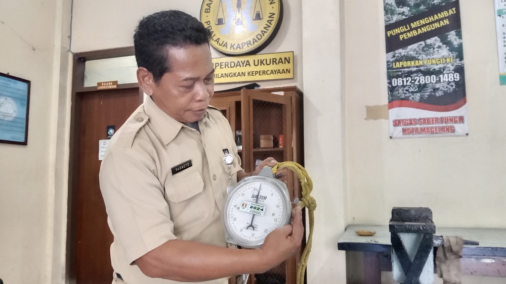 Kepala UPT Metrologi Legal Kota Magelang Parnoto menunjukkan timbangan yang sudah di tera ulang, Senin (10/6/2024).