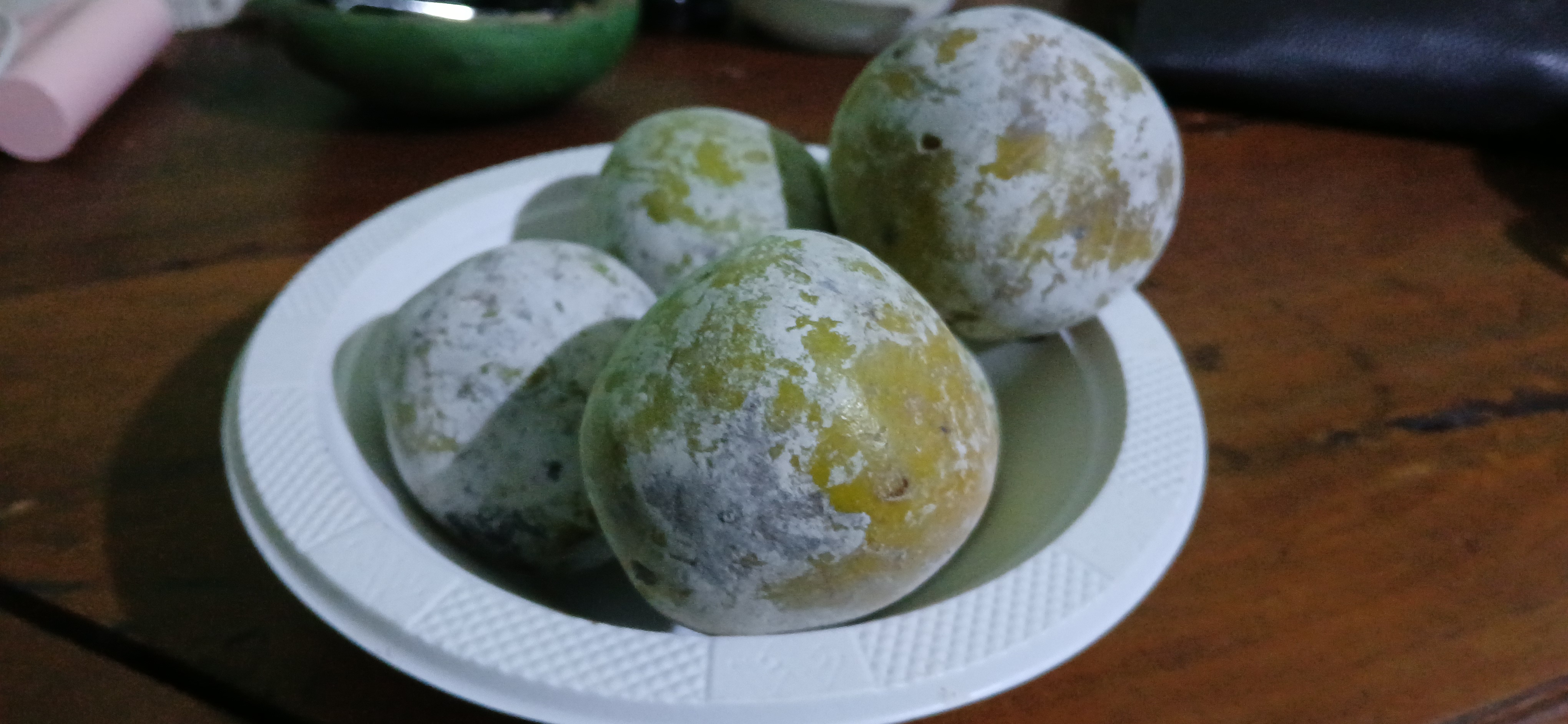 Buah kesemek memiliki lapisan semacam bedak yang menyelimuti kulitnya.