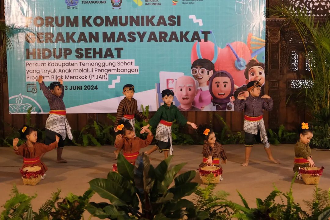 Pentas anak-anak dalam acara Forum Komunikasi Gerakan Masyarakat Hidup Sehat yang diadakan di Pendopo Pengayoman, Kamis (13/6/2024).