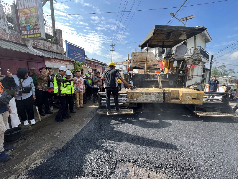 Bupati Wonosobo Afif Nurhidayat kick off pembangunan jalan tahun 2024.