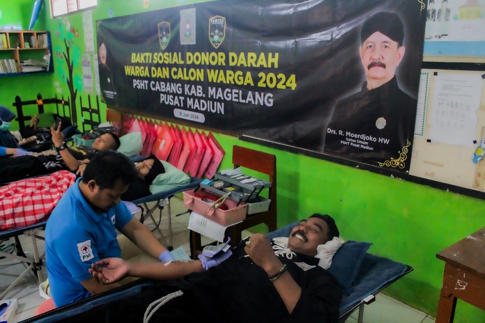 Warga PSHT Cabang Kabupaten Magelang Pusat Madiun mendonorkan darahnya untuk aksi sosial kemanusiaan, di SDN Keji 2 Muntilan, Minggu (16/6/2024).