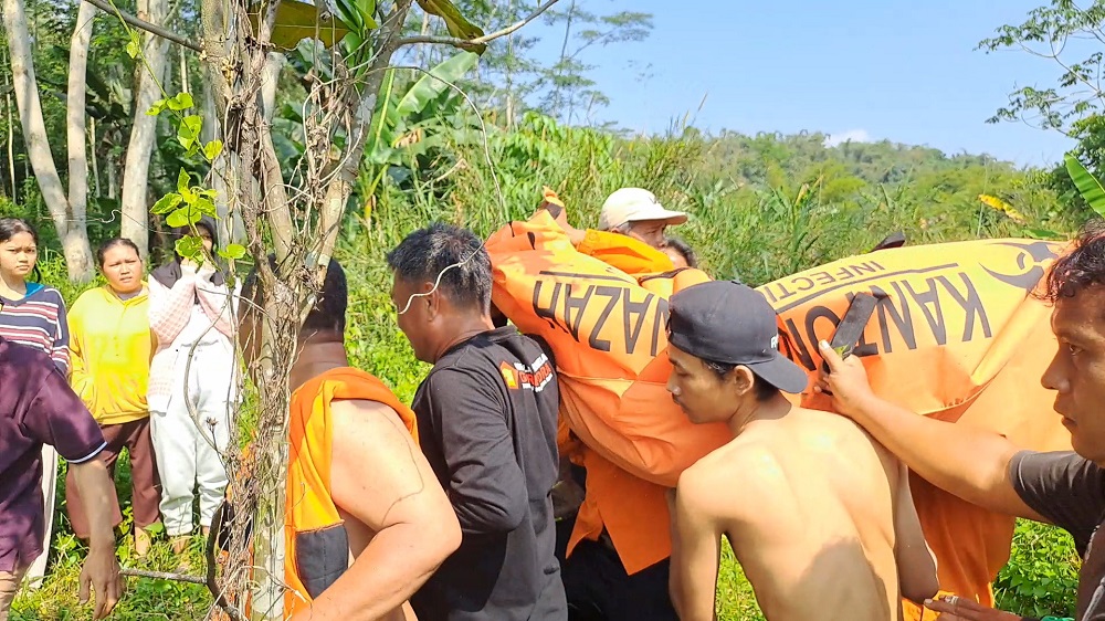 Petugas BPBD Kota Magelang saat mengevakuasi bocah berusia 9 tahun yang hanyut di Sungai Progo Magelang, Senin (17/6/2024).