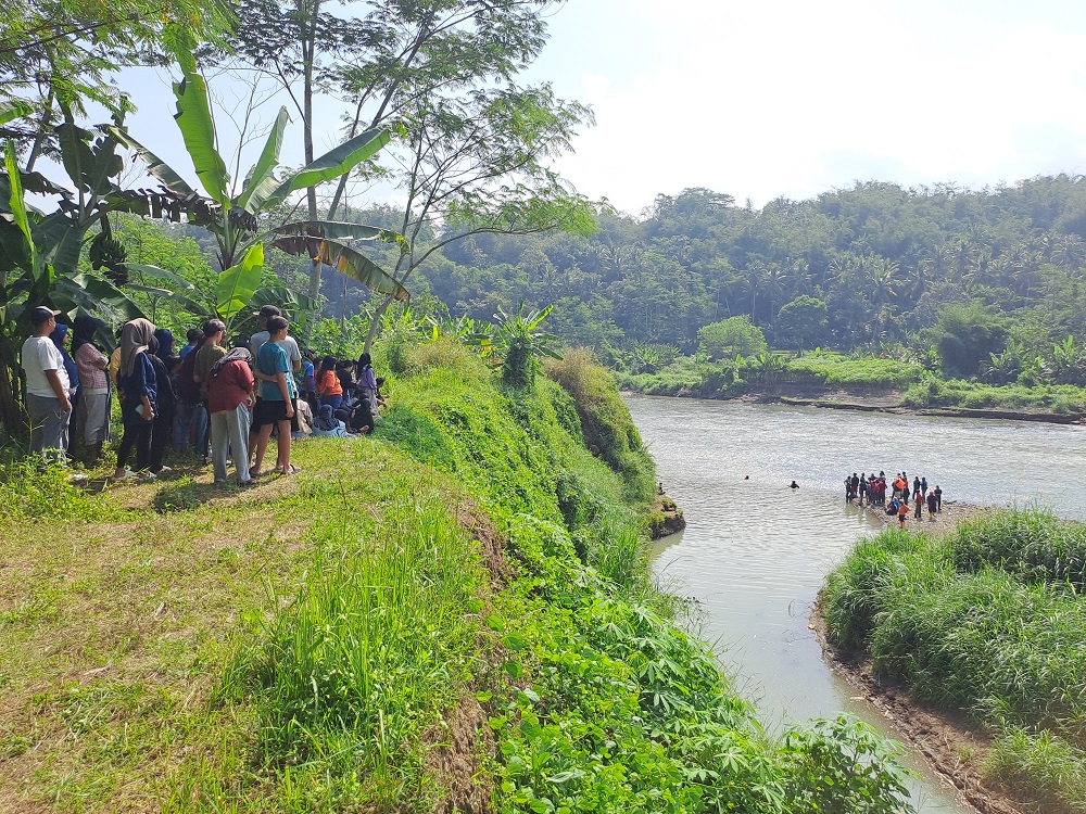 Petugas BPBD Kota Magelang saat mengevakuasi bocah berusia 9 tahun yang hanyut di Sungai Progo Magelang, Senin (17/6/2024).