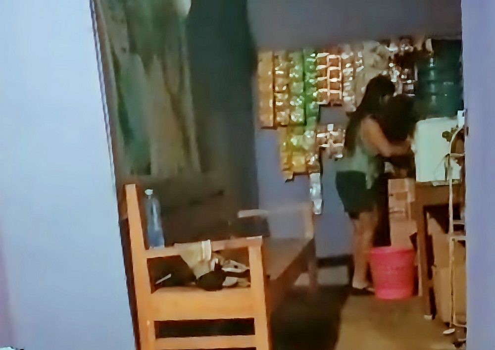 Warung remang-remang di Gringsing, Pantura Batang ini dihuni perempuan berpakaian seksi dan menawarkan layanan plus-plus.