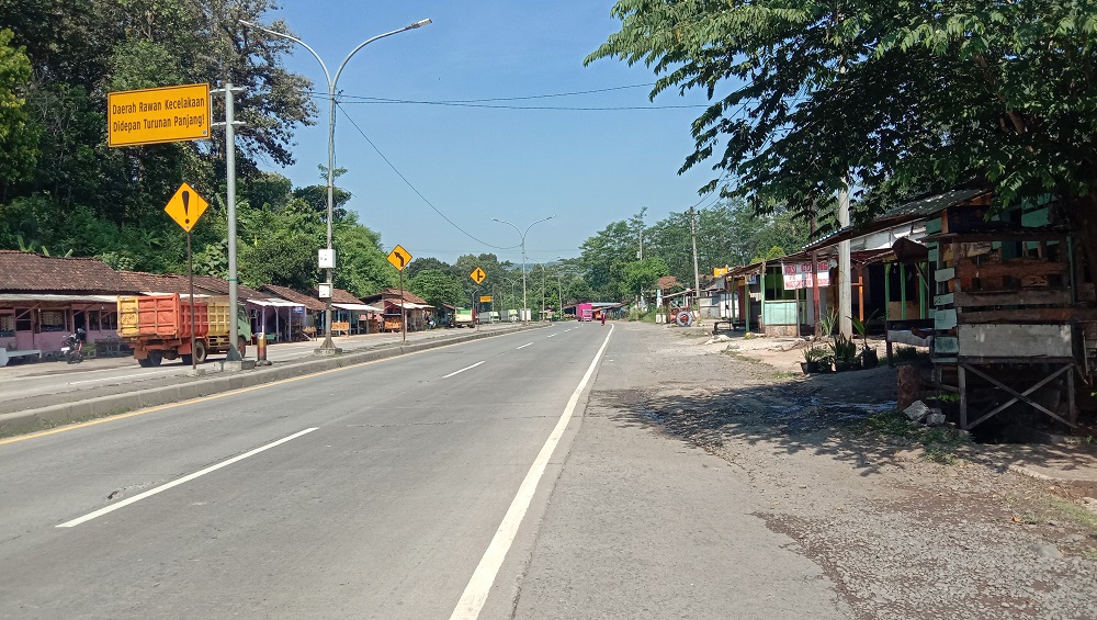 Penampakan warung remang-remang yang diduga sebagai tempat praktik lokalisasi di daerah Gringsing, Pantura Batang.