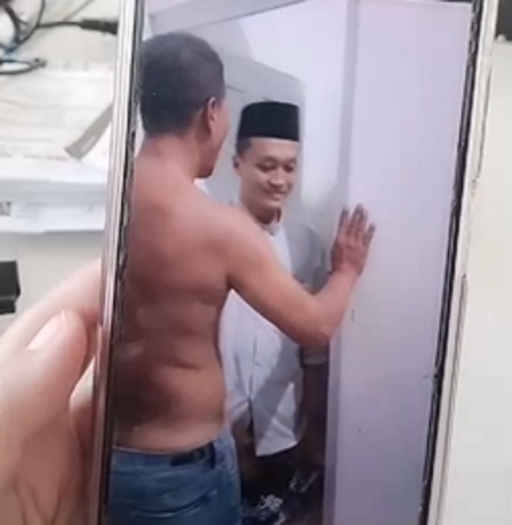 Seorang oknum guru SMKN 1 Kendal digerebek warga lantaran diduga berbuat mesum di sebuah kamar mandi masjid wilayah Kecamatan Pegandon.