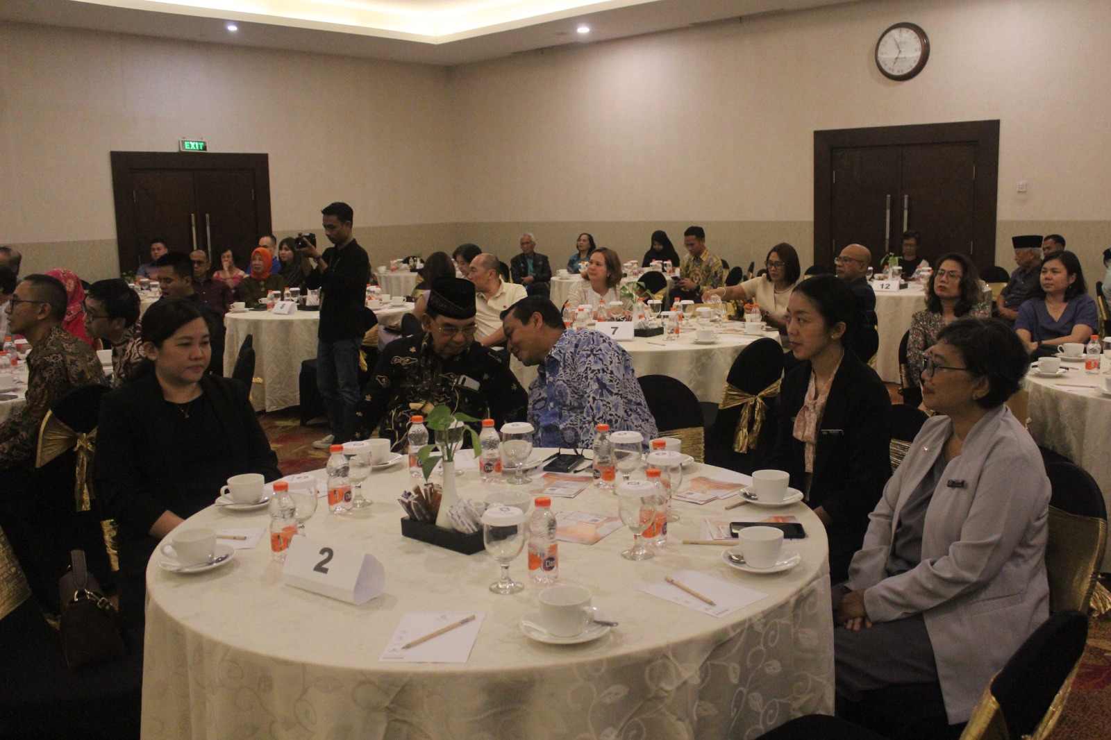 Dokter Liew Siew Khei (duduk, kiri), Spesialis Bedah Tangan dan Mikro Sunway Medical Centre menjadi narasumber gathering di Grand Artos Hotel & Convention Magelang bekerja sama dengan Bank Mandiri