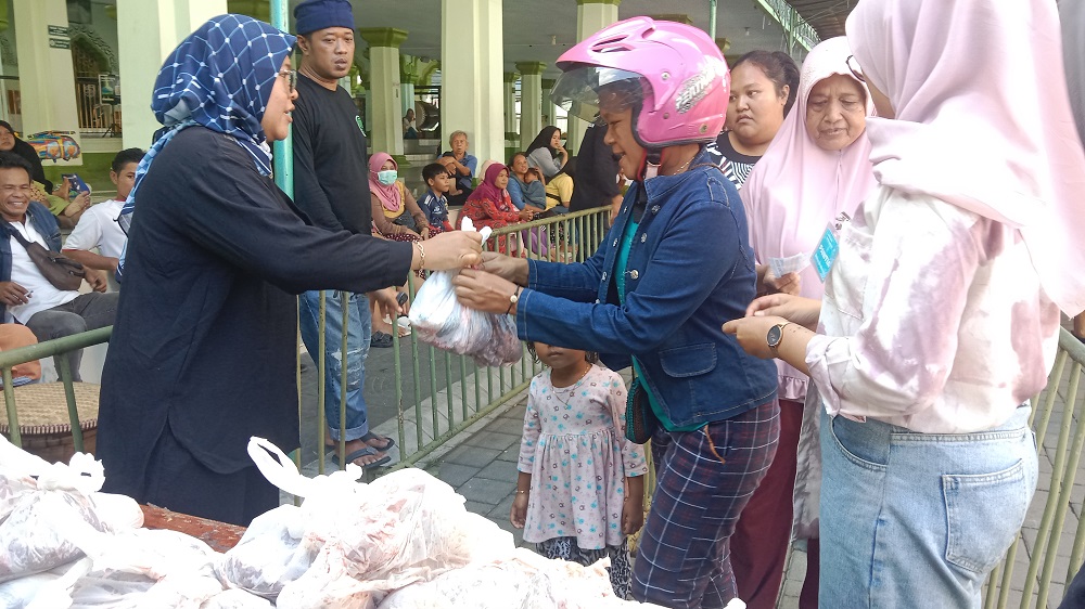 Ratusan rela antre untuk mendapatkan satu bungkus daging kurban yang dibagikan panitia Masjid Agung Kota Magelang, Senin (17/6/2024).