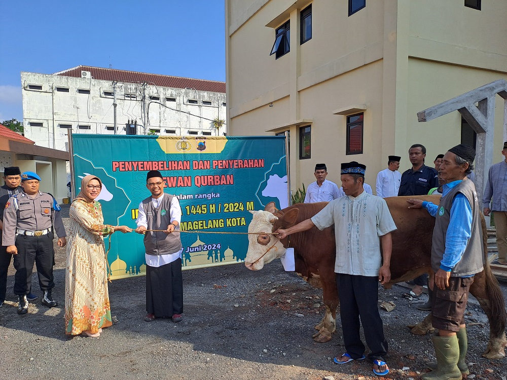 Kapolres Magelang Kota AKBP Herlina menyerahkan satu ekor sapi kepada pengurus Masjid Agung Kota Magelang, Senin (17/6/2024).