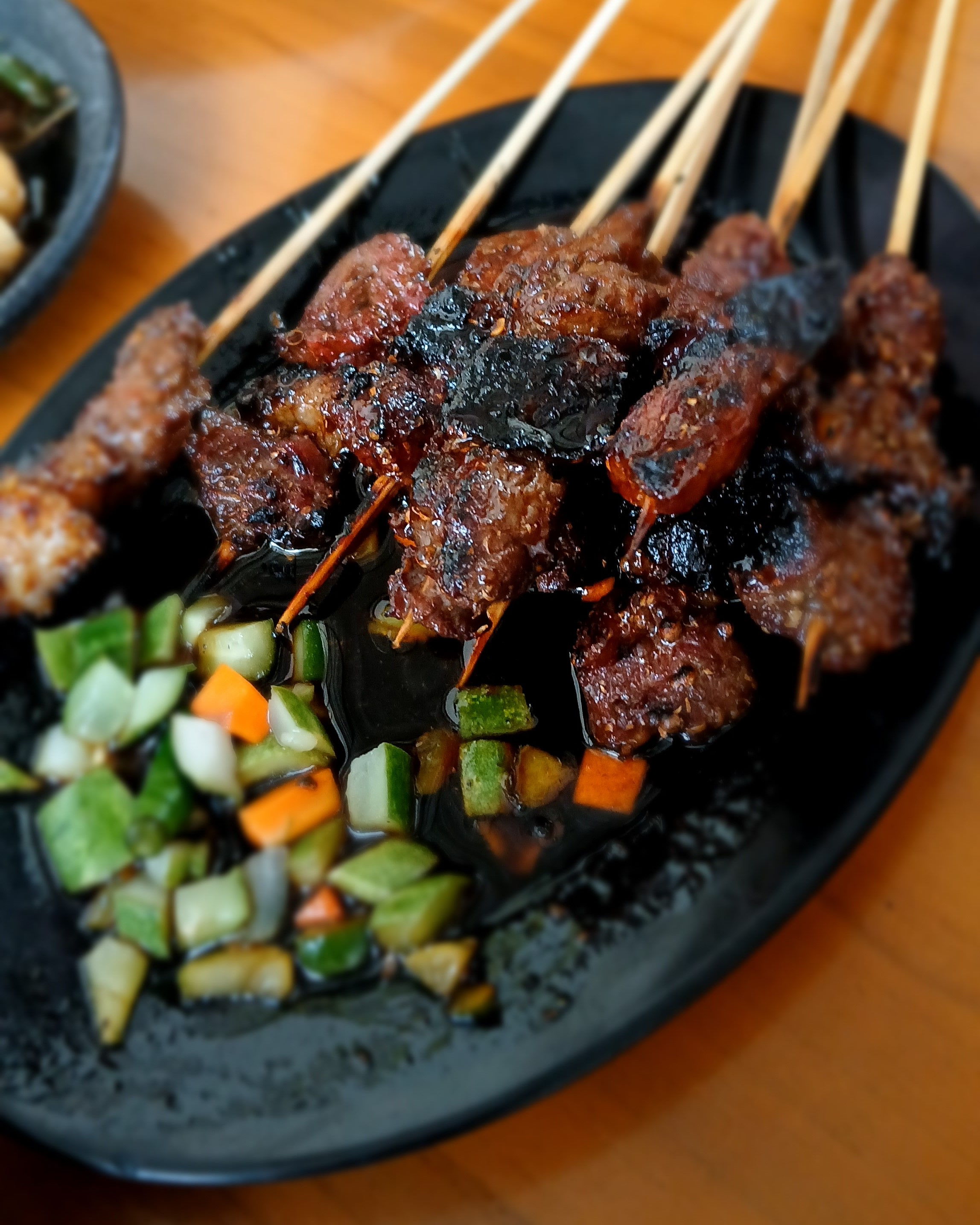 Hindari mengolah daging sapi dengan direbus menggunakan santan maupun digoreng bagi penderita kolesterol tinggi.