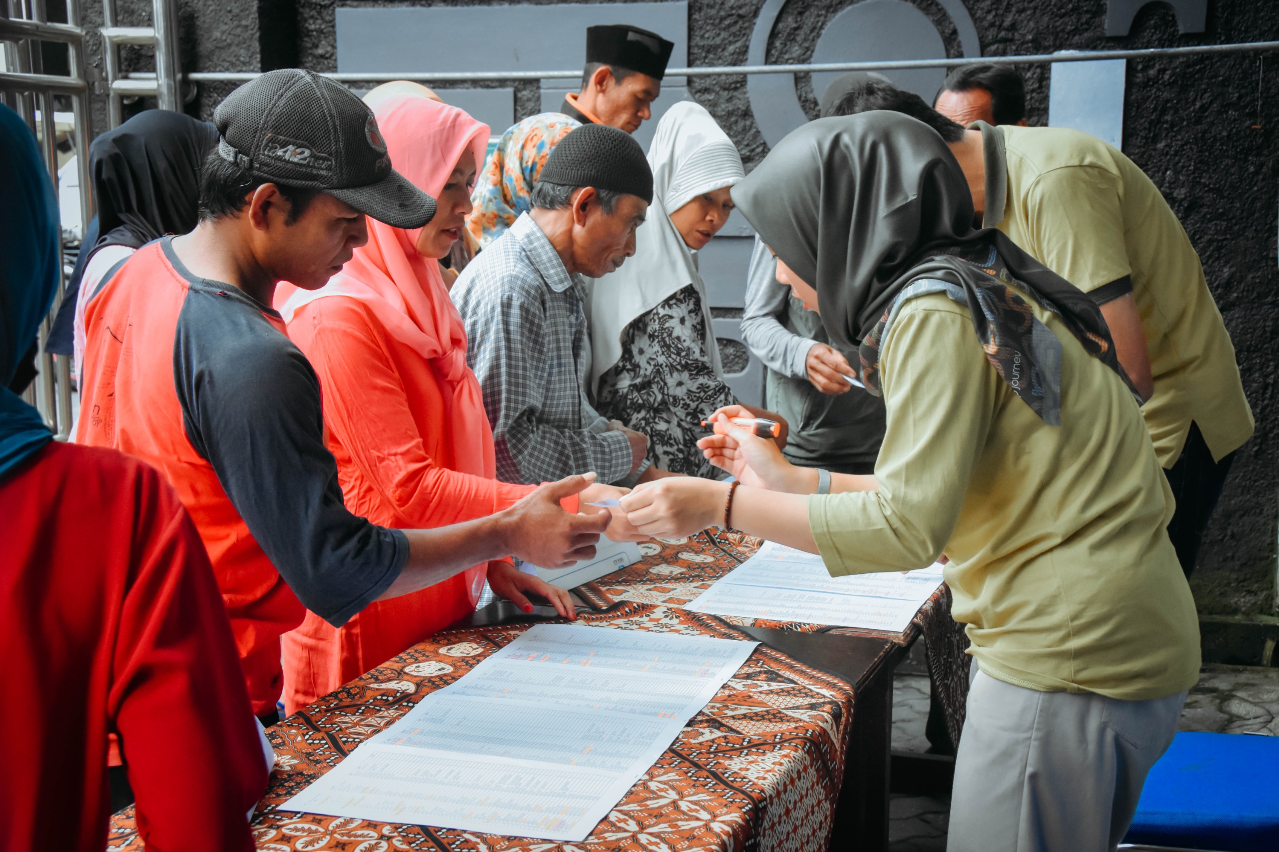 Warga menerima kupon pembagian daging kurban dari Perumda Tirta Aji Wonosobo, Selasa (18/6/2024).