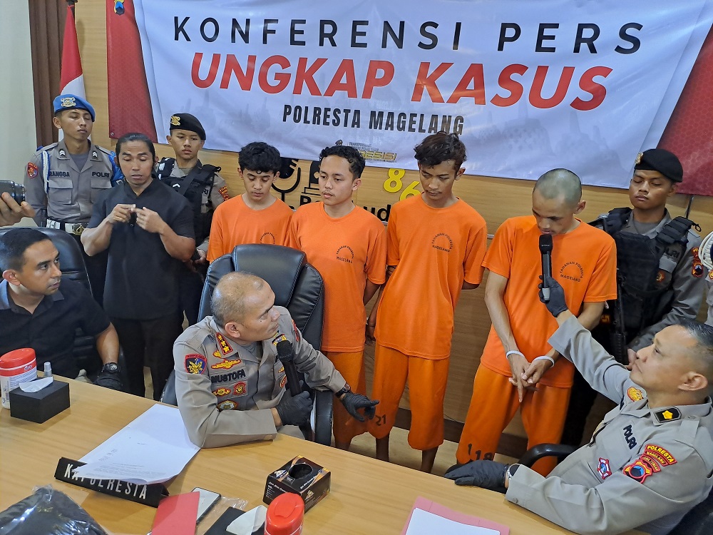 Kapolresta Magelang Kombes Pol Mustofa menginterogasi pelaku tawuran Geng Bajak Laut dan Tim Ngaji, Rabu (19/6/2024).
