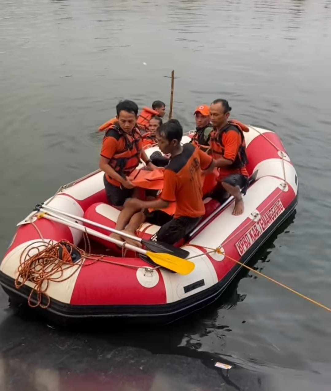 Tim gabungan mengevakuasi jenazah dua remaja yang tenggelam di Embung Abimanyu, Desa Ngropoh, Kranggan kemarin (18/6/2024).