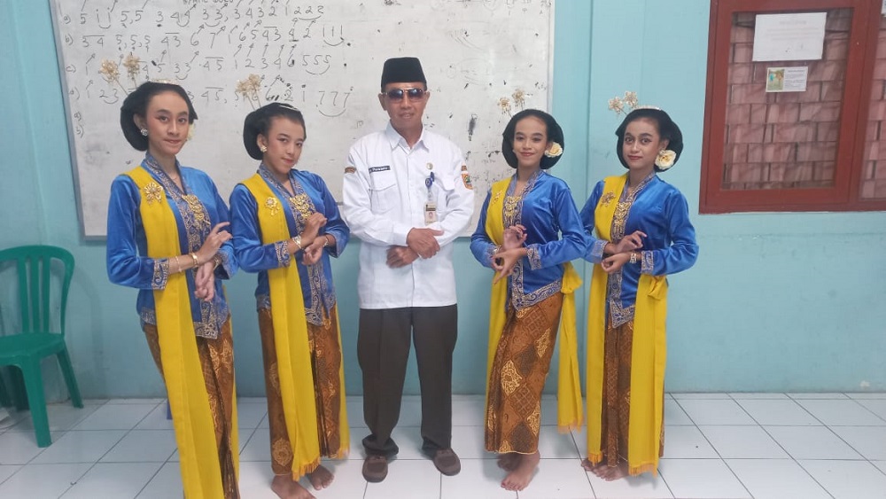 Kepala SLB/B YPPALB Kota Magelang Edy Purwanto berfoto bersama dengan para siswa SLB yang menyelesaikan penampilan tari Gambyong, Kamis (20/6/2024)