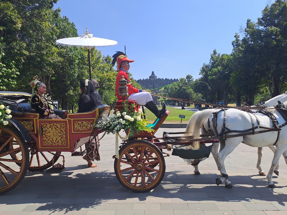 Kereta kencana yang membawa pengantin putri dan Najla Adjani Mahendra dengan background kemegahan Candi Borobudur, Magelang, Kamis (20/6/2024).