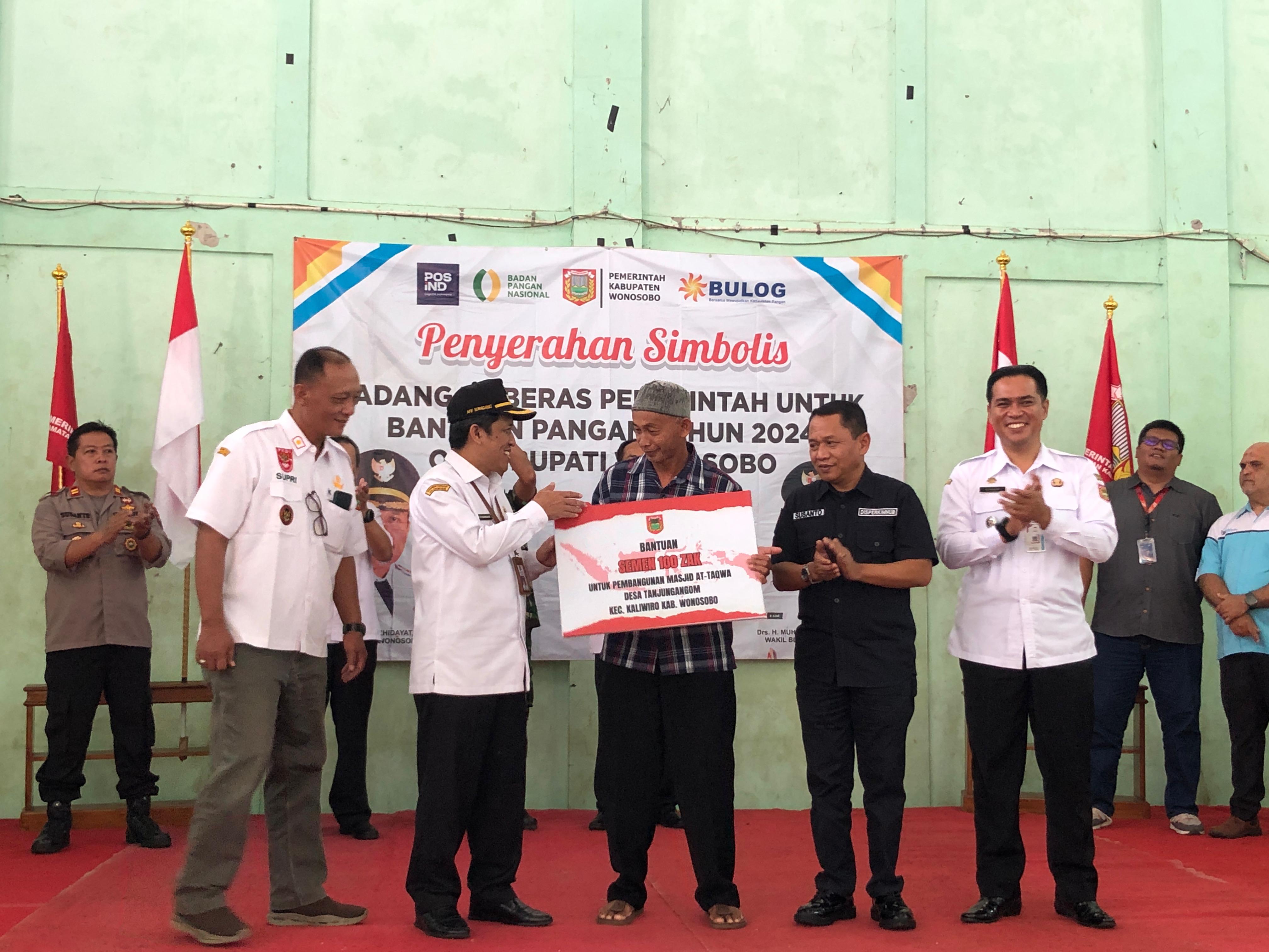 Bupati Wonosobo Afif Nurhidayat menyerahkan bantuan beras di Desa Tanjunganom, Kaliwiro, Rabu (18/6/2024).