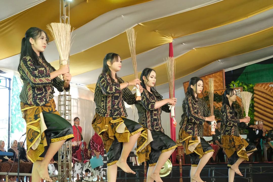 Penampilan kesenian dalam acara Puji Jagad di Dusn Lamuk Legok, Desa Legoksari, Tlogomulyo, Kabupaten Temanggung, Kamis (20/6/2024).