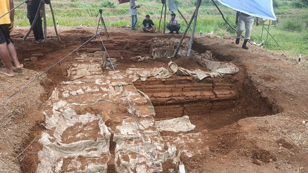 Proses ekskavasi candi di area Situs Pemandian Balekambang, Kecamatan Gringsing, Batang.