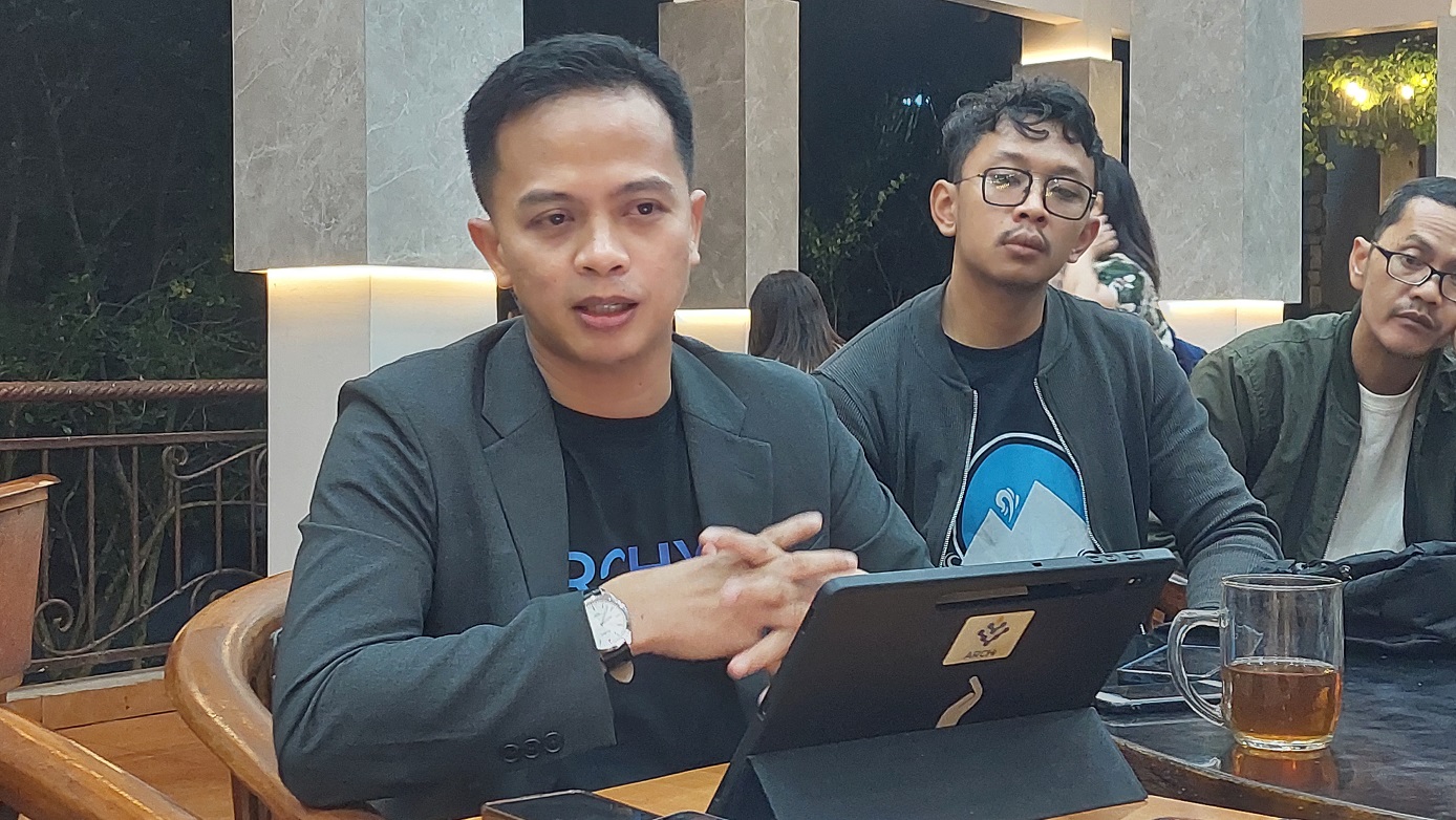 COO Archy Research and Strategy, M Fitriady ketika menjelaskan hasil surveinya.