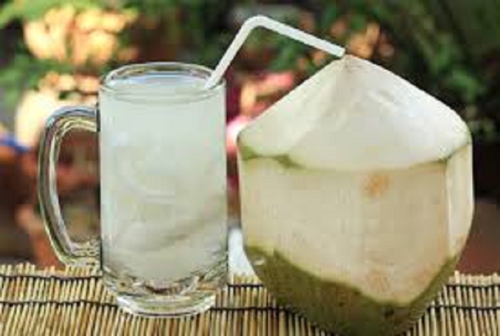 Manfaat air kelapa tidak hanya sekadar untuk menghilangkan rasa haus, tetapi juga baik untuk kesehatan tubuh.