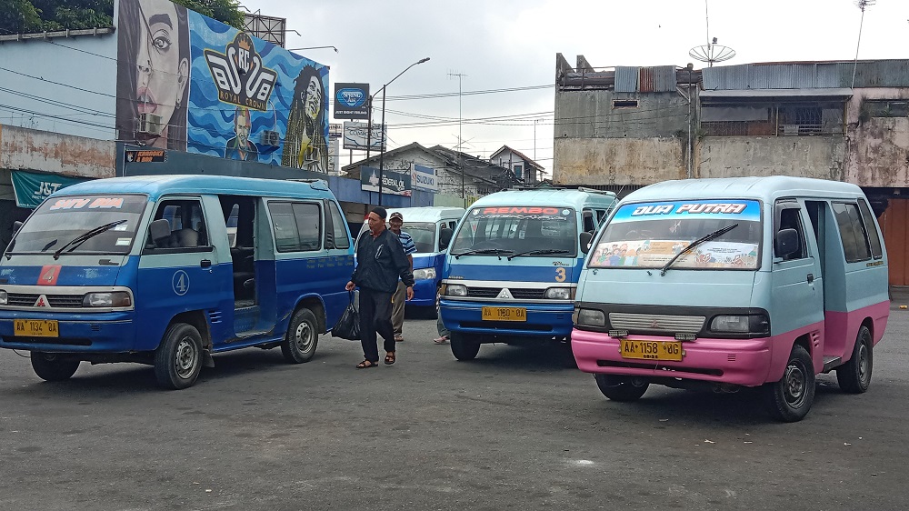 Sejumlah angkutan kota ngetem menunggu penumpang di Pasar Kebonpolo Kota Magelang.