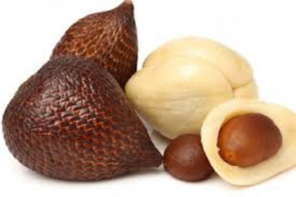 Buah salak mengandung banyak nutrisi, seperti vitamin C, potasium, dan serat. Buah ini mengandung antioksidan yang bermanfaat bagi kesehatan