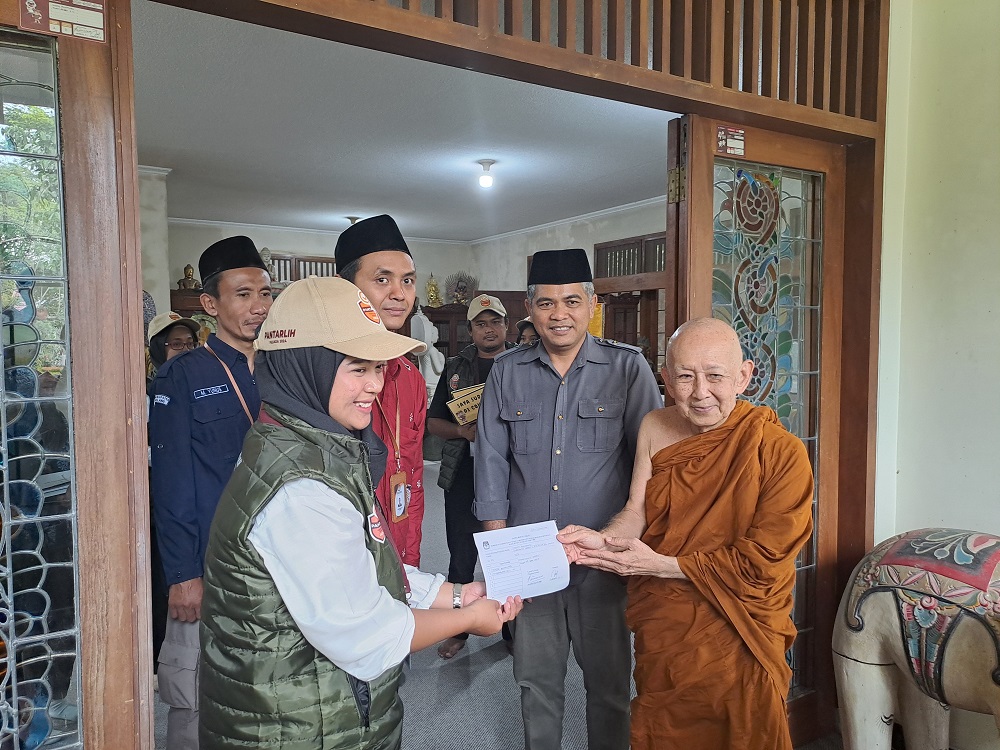 Petugas panitia pemutakhiran data pemilih (pantarlih) bersama Komisioner KPU Kabupaten Magelang Anas Khoir Udin melakukan pencocokan dan penelitian di kediaman Ketua Sangha Theravada Indonesia