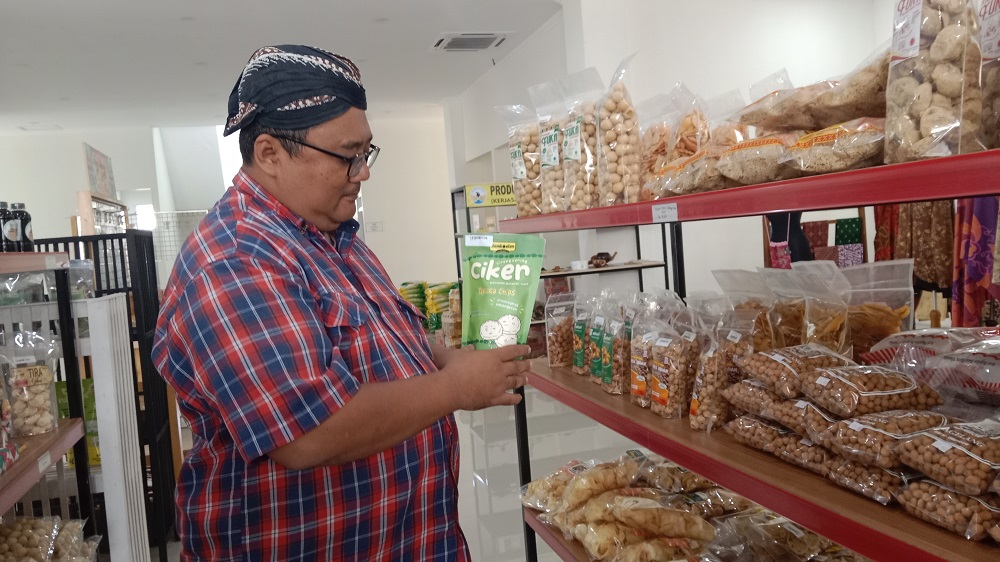 Pengelola dan marketing IKM Center Suharyanto menata etalase produk UMKM di IKM Center.