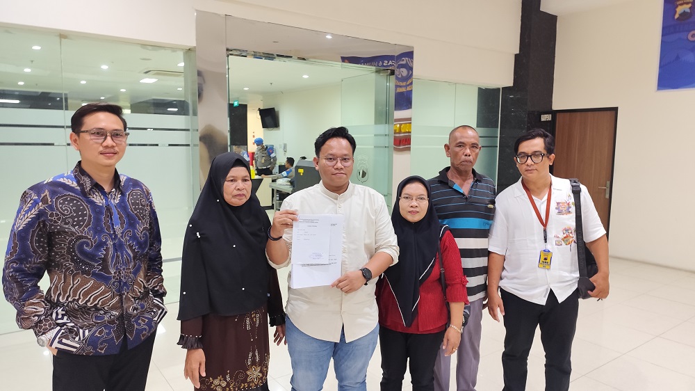 Siyem, warga Dusun Sarip, Desa Karangasem, Kecamatan Wirosari, Kabupaten Grobogan didampingi kuasa hukumnya dari Kantor Pengacara Abdurrahman & Co saat melapor di Polda Jateng