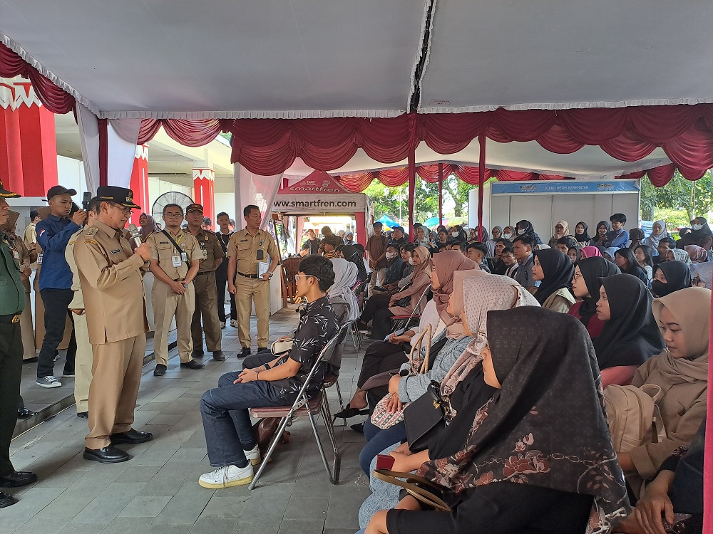 Pj Bupati Magelang Sepyo Achanto saat menyapa para pencari kerja di acara job fair yang digelar Disperinnaker Kabupaten Magelang di Pendopo Lapangan drh Soepardi Kota Mungkid, Selasa (25/6/2024).