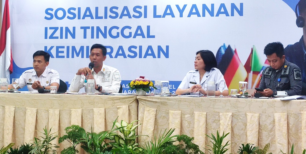 Kepala Seksi Izin Tinggal dan Status Keimigrasian Himawan Yuniansyah Sugiono memberikan sosialisasi izin tinggal bertempat di Hotel Aston In Pandanaran, Rabu (26/6/2024)