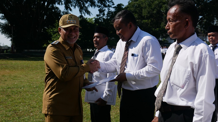 Penjabat Bupati Temanggung Hary Agung Prabowo menyerahkan SK kepada perwakilan BPD setiap kecamatan di Alun-alun Temanggung, Selasa (25/6/2024).