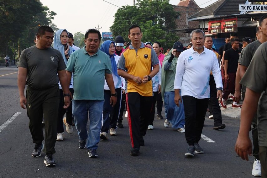 Kapolres Temanggung AKBP Ary Sudrajat, bersama Forkompimda Kabupaten Temanggung mengikuti jalan sehat Selasa (25/6/2024) pagi.