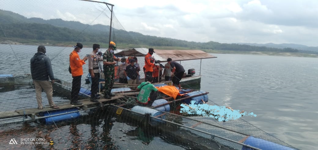 Petugas berusaha mengevakuasi jenazah yang mengapung di Waduk Wadaslintang, Wonosobo, Selasa (25/6/2024) pagi.