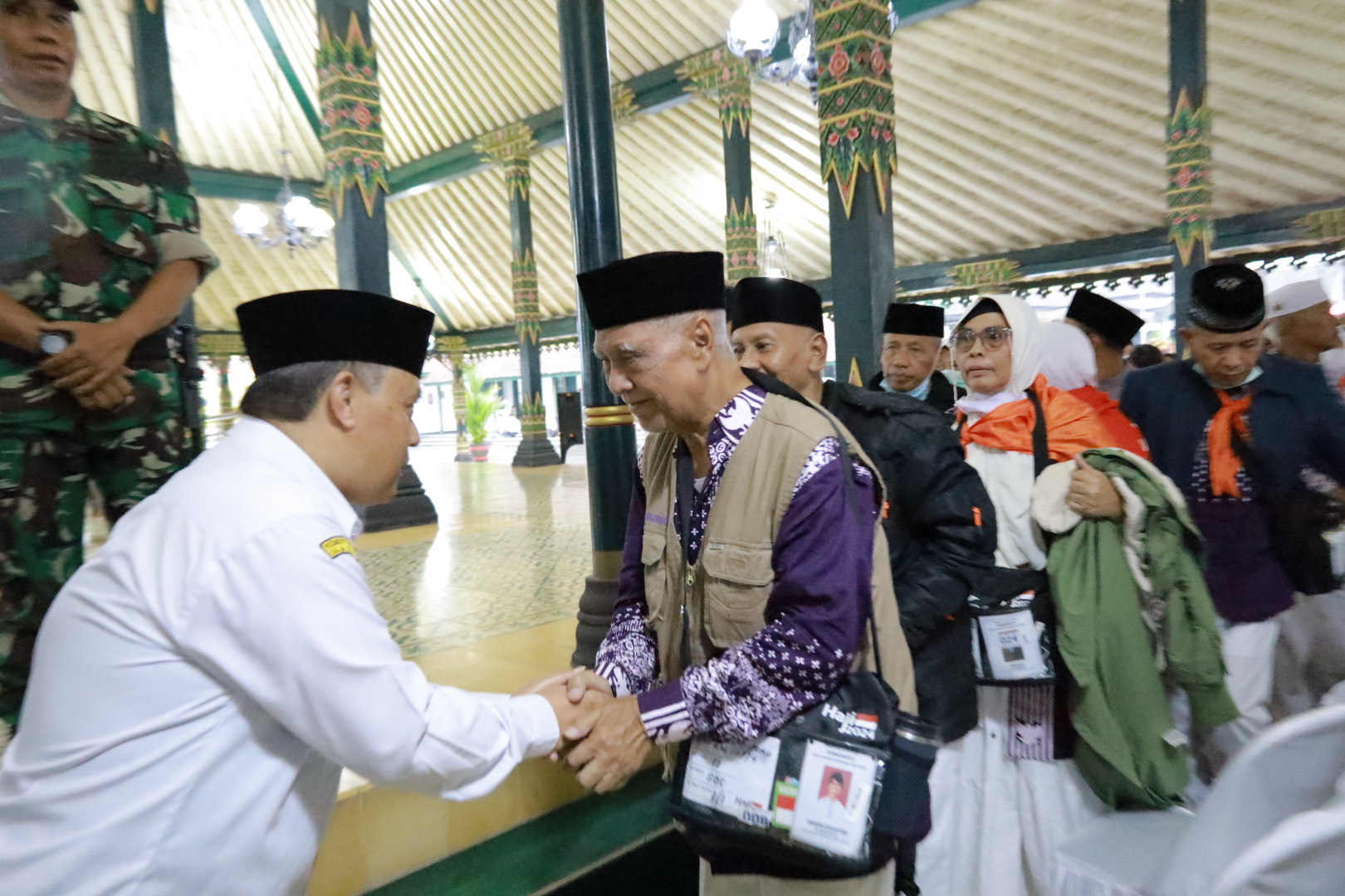 Wabup Wonosobo Muhammad Albar menyambut jemaah haji yang tiba Rabu (26/6/2024) di Wonosobo.