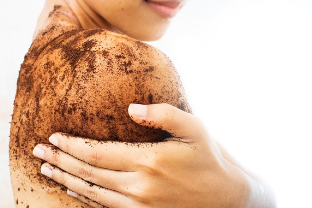 Selain menjaga pola hidup, pola makan, dan minum air minum yang cukup, salah satu perawatan kulit lainnya adalah dengan rajin menggunakan lulur atau body scrub.