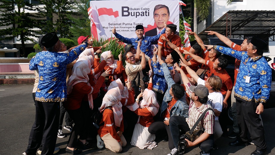 Sugeng Margono bersama jajaran Bagian Prokompim Setda Kabupaten Temanggung, Jumat (28/6/2024).