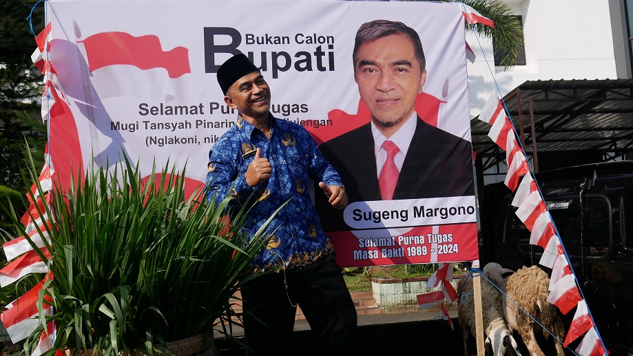 Sugeng Margono mendapat hadiah kambing dan dikirab sampai ke rumahnya diikuti mobil damkar usai memasuki masa purnatugas, Jumat (28/6/2024).