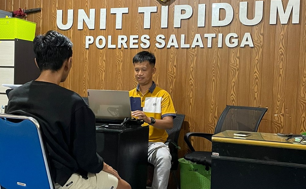 Korban Muh Eddy Yusuf Wibisono warga Krajan, Sukorejo, Suruh, Kabupaten Semarang sedang lapor di kantor Polres Salatiga.