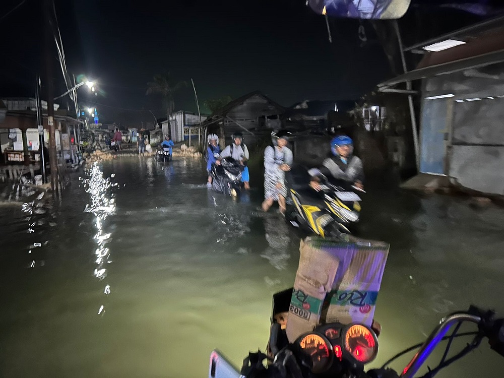 Akses transportasi warga terganggu akibat Jalan Raya Bonang menuju arah Pelabuhan Morodemak, Demak terendam rob, Jumat (28/6/2024).