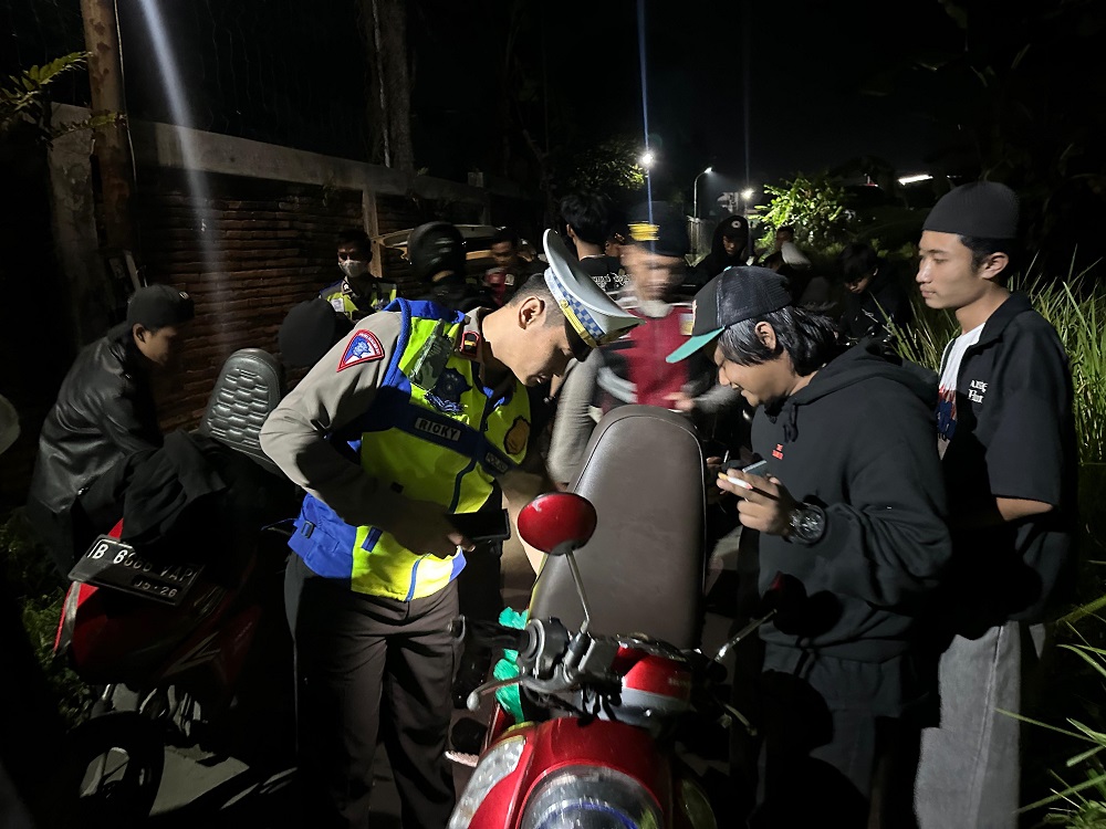 Tim Patroli Polresta yang dipimpin Kabag Ops Polresta Magelang Kompol Eko Mardiyanto melakukan berpatroli Minggu (30/6/2024) dini hari hingga menjelang pagi hari.