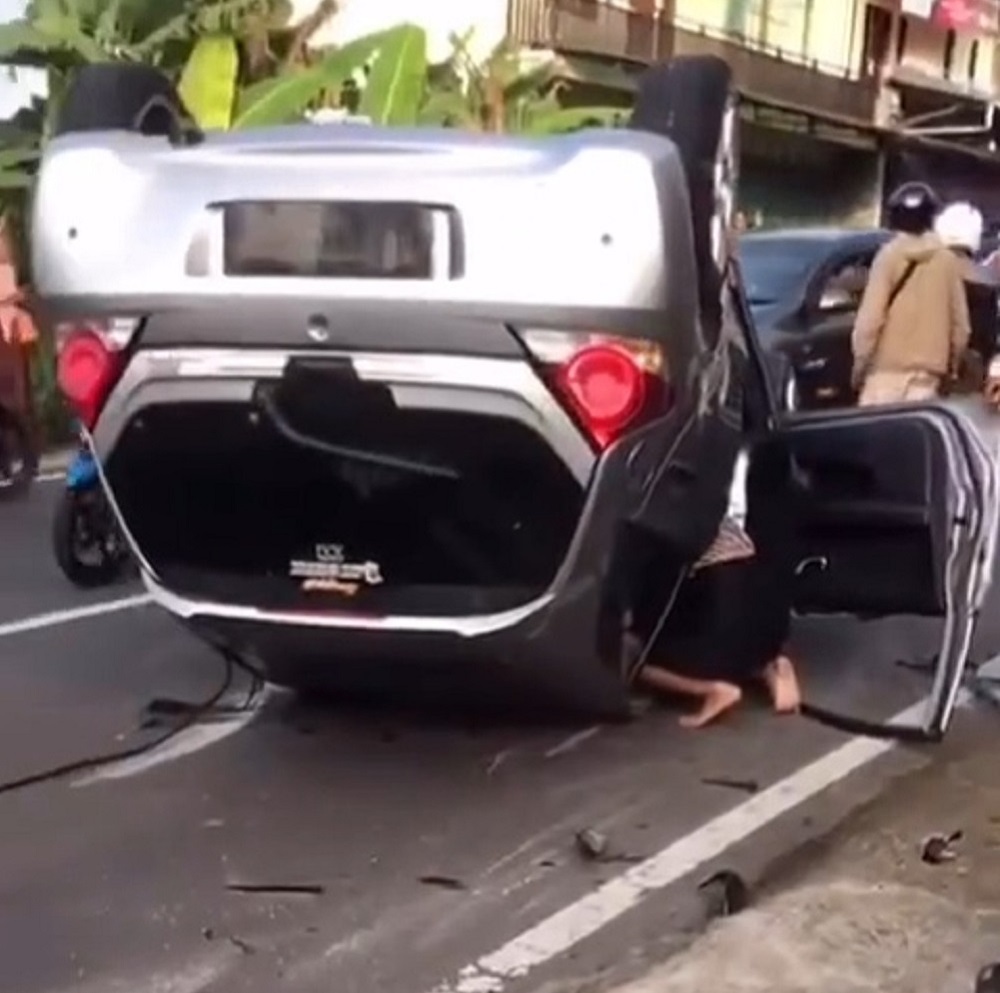 Mobil Honda Brio terbalik di Jalan Raya Bandongan, depan Pawon Panjiwo, Kabupaten Magelang, Minggu (30/6/2024).